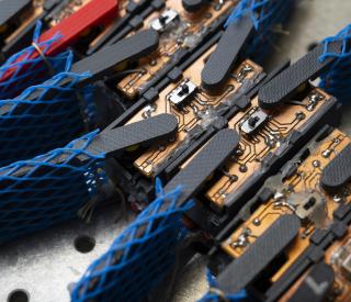 Group of smart active particles (smarticles)